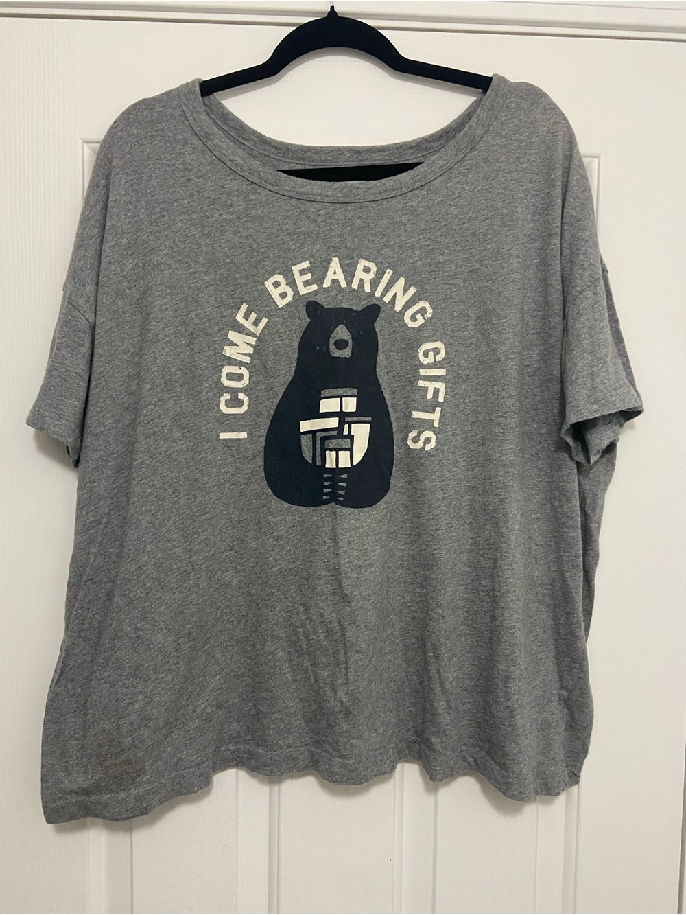 Old Navy Women’s XXL Gray 'I Come Bearing Gifts' Bear Graphic The Easy Tee